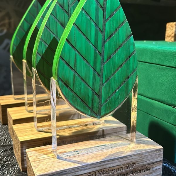 Upcycled placard / Plakat Ramah lingkungan - Leaf (customized)